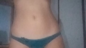 Novinha não se aguenta de tesão e masturba ali mesmo seu bucetão gostoso